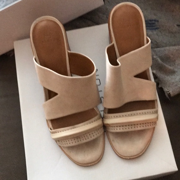 Halston designer beige suede sandals with wooden heels - Picture 5 of 8